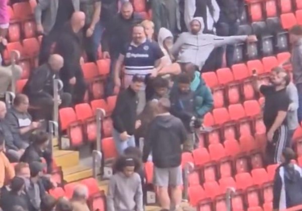 一米尔沃尔球迷干与查尔顿球迷看台寻衅，遭拳打脚踢后被带离