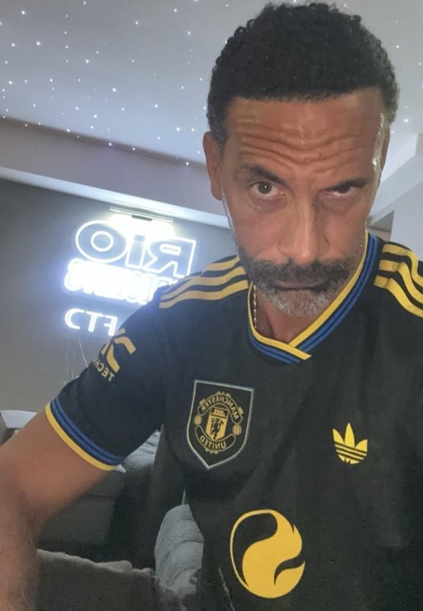 曼联笑傲双红会！费迪南德晒搞怪自拍庆祝顺利