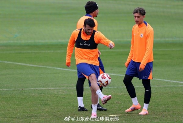 10月25日下昼，山东泰山队进行了与上海海港队的赛前官方检察