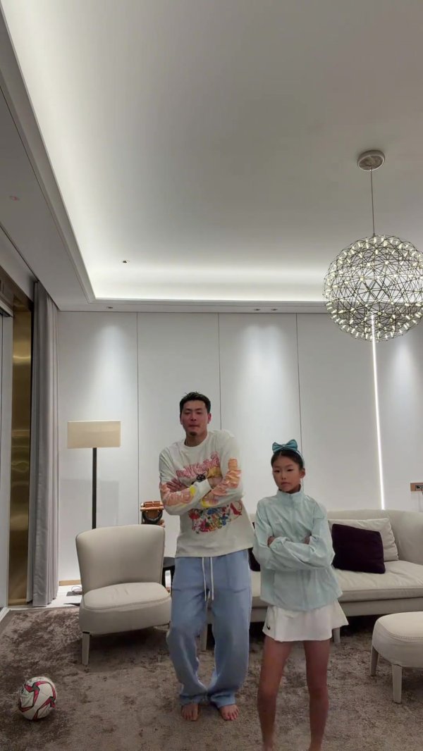 王大雷晒与儿子舞蹈视频，韦世豪探究：有点卡哇伊了