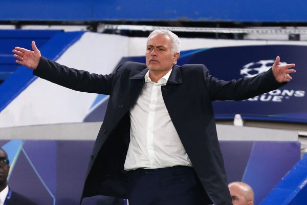 晋级16强！穆帅：对上半场球员气魄相等动怒，中场我就思换下九个